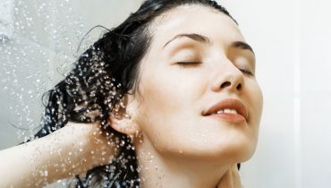 آبرسانی به مو با ۲۸ روشی که باعث درخشندگی موهایتان می‌شود