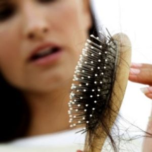 علت ریزش مو در دوران نوجوانی و نکاتی برای بهبود آن